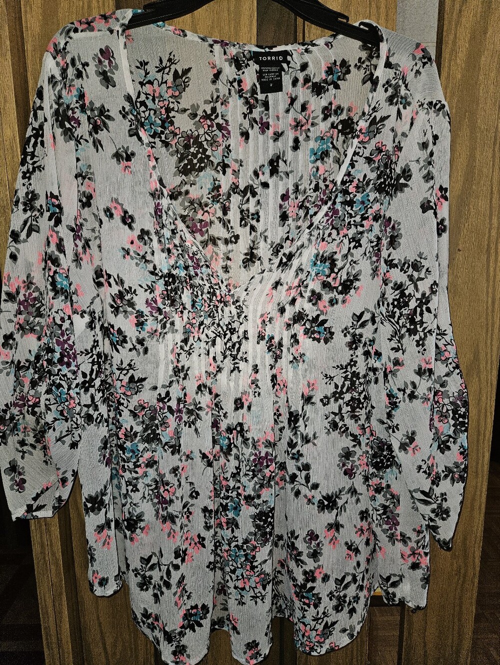 Torrid Sz 2 White Floral V-Neck Boho Tie Neck Tunic